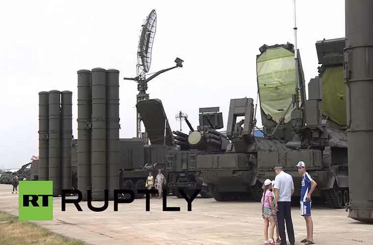 Dù vẫn cho phép đánh chặn các mục tiêu bay thông thường nhưng trên thực tế ai cũng hiểu rõ rằng nhiệm vụ chính của S-500 là đánh chặn tên lửa và nó là điểm nhấn cuối cùng trong hệ thống phòng không đa tầng của Nga. Nguồn ảnh: RT.