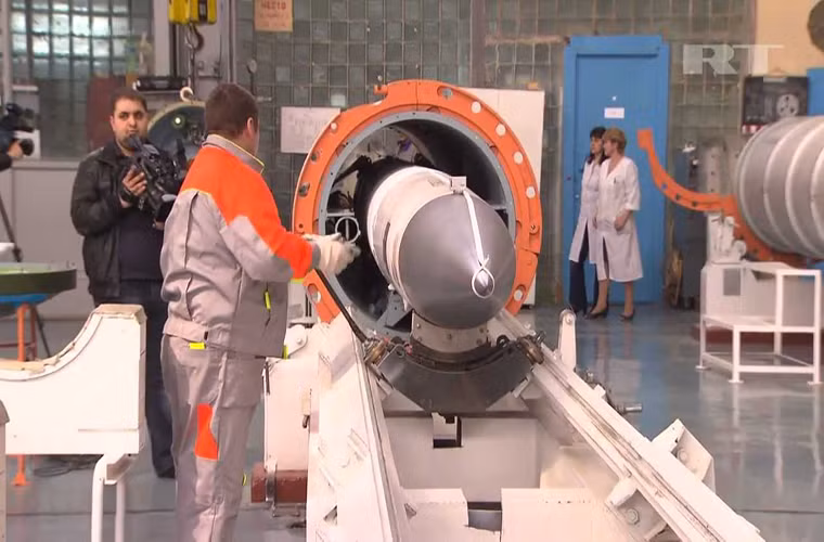 Cũng theo chuyên gia này, S-500 sẽ khiến hàng tỷ USD mà Mỹ chi cho chương trình vũ khí tấn công tiên tiến trở nên vô nghĩa bên cạnh đó tổ hợp phòng không này nhiều khả năng còn có thể bắn hạ cả các mục tiêu trên không gian, với đích nhắm đến là hệ thống vệ trinh sát quân sự của Mỹ. Nguồn ảnh: You Tube.