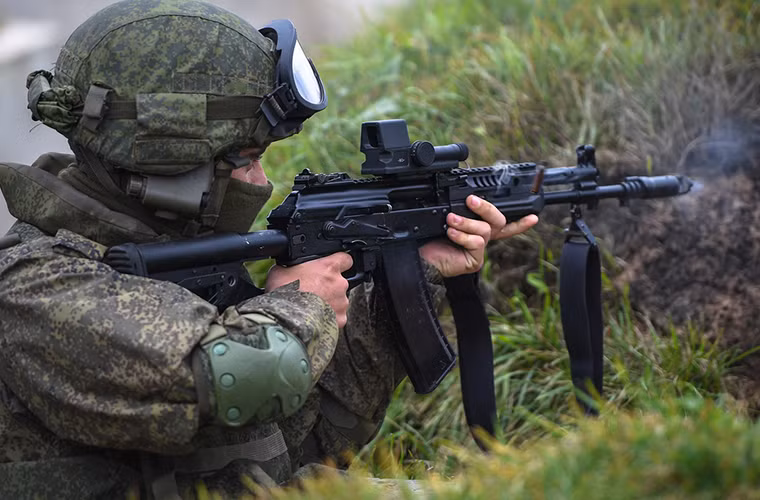 A-545 có lẽ đã quá quen thuộc với các đợt thử nghiệm Ratnik trước đây tuy nhiên đối với biến thể AK-12 mới (AK-400) lại là lần đầu tiên khi nó chỉ mới được Kalashnikov giới thiệu tại diễn đàn quân sự quốc tế Army-2016 vào đầu tháng trước.