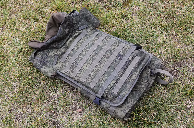 Trọng lượng tối đa của bộ quân trang này là từ 7.5-12kg trong đó áo giáp chống đạn là 7.5kg, với khả năng bảo vệ binh sĩ trước cả đạn 7.62mm từ súng trường bắn tỉa SVD bắn ở khoảng cách 10m. Phần cổ và vai của loại áo giáp chống đạn này cũng có thêm các tấm lót phụ nhằm bảo vệ binh sĩ trước các mảnh đạn.