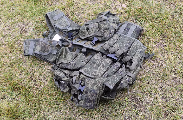 Tactical vest (áo gi-lê đa năng) dành cho binh sĩ Nga cho phép người mặc có thể mang theo nhiều loại vật dụng khác nhau.