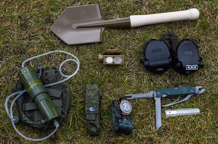 Trọn bộ công cụ hổ trợ dành cho binh sĩ trên bộ quân trang Ratnik, có cả đèn pin, xẻng cầm tay và cả một bộ dao đa năng.