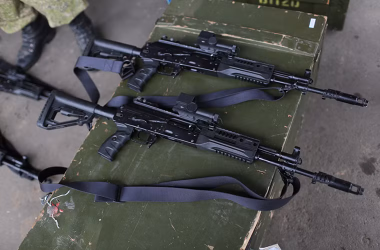 Một trong điểm mới khác của đợt thử nghiệm Ratnik lần này là việc Quân đội Nga chính thức chọn hai mẫu súng trường tấn công mới sẽ trang bị kèm Ratnik trong tương lai là AK-12 và A-545. Cả hai đều là các dòng súng trường tấn công tiên tiến nhất của Nga hiện nay.