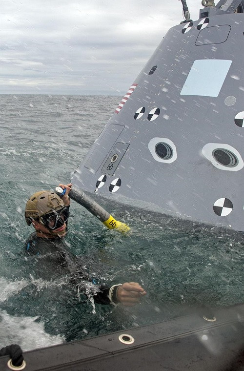 Để có thể thu hồi tàu Orion các thợ lặn của Hải quân Mỹ phải trải qua các khóa huấn luyện đặc biệt với mục tiêu chính là cố định con tàu vũ trụ này với các tàu kéo lai dắt về tàu mẹ (USS San Diego). Nguồn ảnh: QQ.