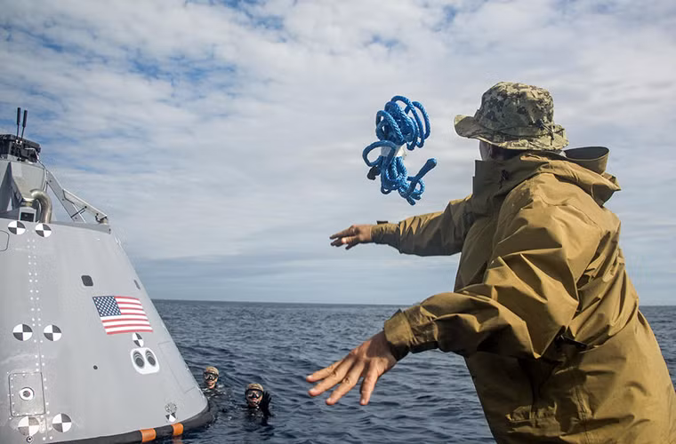 Bài thử nghiệm trên được NASA thực hiện tại Thái Bình Dương, với tình huống được đặt ra là tàu Orion hạ cánh thành công xuống mặt biển và gửi tín hiệu khẩn cấp tới tàu USS San Diego. Bên cạnh nhiệm vụ thu hồi Orion, USS San Diego còn được sử dụng như một trung tâm chỉ huy của toàn bộ chiến dịch này. Nguồn ảnh: QQ.