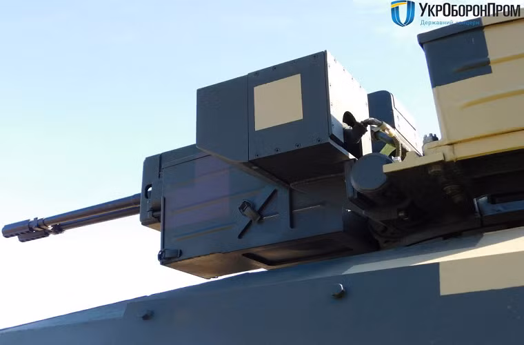 Chỉ riêng trọng lượng của GSh-23L đã hơn 50kg chưa bao gồm đạn, nó có tốc độ bắn từ 3.400-3.600 phát/phút kể cả hai nòng. Như nhiều dòng tổ hợp vũ khí điều khiển tự động khác xạ thủ có thể điều khiển “Vij” từ ngay bên trong xe nhằm giảm thiểu tối đa khả năng tấn công từ đối phương. Nguồn ảnh: Ukroboronprom.