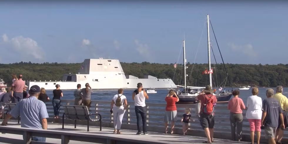 Được áp dụng rất nhiều công nghệ mới với những tính năng độc nhất vô nhị, Hải quân Mỹ đã từng dự định đóng tới 32 chiếc tàu khu trục tàng hình lớp Zumwalt này nhưng cuối cùng chỉ có 3 chiếc được xuất xưởng và hiện vẫn liên tục gặp trục trặc. Nguồn ảnh: QQ.