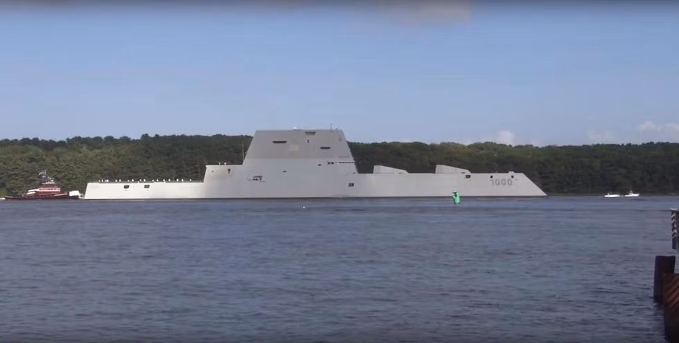 Thiết kế độc đáo của USS Zumwalt nằm ở chỗ tất cả các cột ăng-ten, máy thu-phát tín hiệu radar đều được bọc kín trong một cấu trúc nặng 900 tần được thiết kế đặc biệt để "che mắt" radar của đối phương. Nguồn ảnh: QQ.