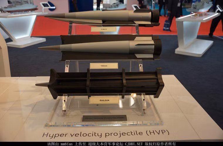 Đạn pháo điện từ (railgun) do BAE Systeams phát triển được giới thiệu tại Euronaval-2016, chúng được gọi chung với cái tên Hyper Velocity Projectile (HVP). Nguồn ảnh: QQ.