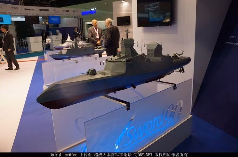 Mô hình tàu hộ vệ tàng hình mang tên lửa C Sword 90 do hãng đóng tàu CMN của Pháp phát triển. C Sword 90 có đặc điểm thiết kế khung thân góc cạnh, giảm thiếu tối đa tiết diện phản xạ radar và tăng khả năng tàng hình, phía đuôi cũng được trang bị sàn đáp cho một máy bay trực thăng. Nguồn ảnh: QQ.