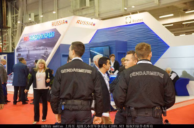 Tất nhiên giới chức Pháp cũng không quên cử lực lượng an ninh tới bảo vệ gian hàng của Rosoboronexport trước các phần tử quá khích nào đó ở nước này. Nhìn chung các lệnh cấm vận vũ khí của Châu Âu lên Nga chỉ là cực chẳng đã vì chính họ cũng chịu thiệt hại. Nguồn ảnh: QQ.