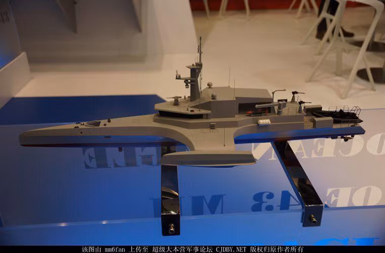 Cạnh đó là một mẫu tàu khác cũng của CMN là Ocean Eagle 43 dùng cho tuần tra ven biển với thiết kế ba thân. Nguồn ảnh: QQ.