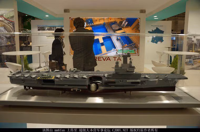 Mô hình tàu sân bay Charles de Gaulle của Hải quân Pháp được trưng bày tại Euronaval nó được đóng mới bởi hãng DCNS một tập đoàn đi đầu trong ngành công nghiệp hàng hải Pháp. Nguồn ảnh: QQ.