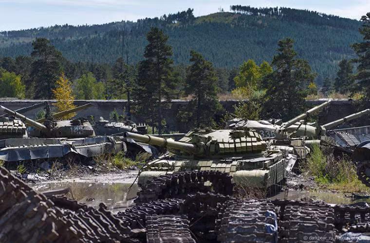 Tuy nhiên nói đi thì cũng phải nói lại, nếu Mỹ sở hữu nhiều kho vũ khí dự trữ chiến lược thì Nga cũng vậy. Có một thực tế là Quân đội Nga chỉ sử dụng một phần kho vũ khí mà nước này có được sau khi Liên Xô tan rã và số còn lại vẫn nằm đâu đó ở ngoài kia. Tình trạng của số vũ khí trên có thể ở nhiều cấp độ khác nhau nhưng nhìn chung vẫn có thể sử dụng lại được, điều này đã được chứng minh qua cuộc xung đột ở Ukraine. Nguồn ảnh: Darkbear-Ru.