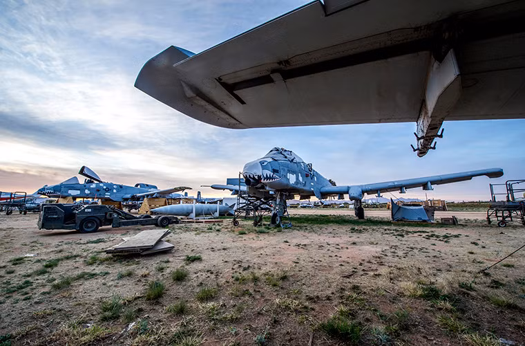 Câu hỏi được đặt ra là tại sao Mỹ lại dành nhiều thời gian và tiền bạc để chế tạo những chiếc máy bay đắt đỏ như F-35 khi mà vẫn có thể tận dụng những chiến đấu cơ thế hệ cũ ? Câu trả lời chỉ có thể nằm ở yêu cầu trang bị thật sự của Quân đội Mỹ hay yêu cầu lợi nhuận từ chính tập đoàn quốc phòng của nước này. Trong ảnh là những chiếc cường kích A-10 bị loại biên để nhường chỗ cho F-35 trong Không quân Mỹ. Nguồn ảnh: Airman Online.