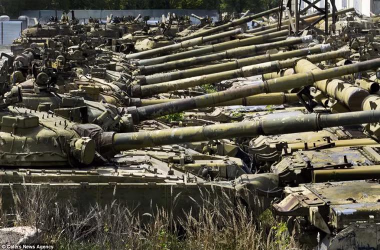 Từ xe tăng, máy bay cho đến cả tàu ngầm nguyên tử của Liên Xô trước đây đều được chế tạo để phục vụ cho một khoảng thời gian dài và chúng vẫn chưa thực sự lỗi thời. Và thứ duy nhất nước Nga còn thiếu để tái khởi động số vũ khí này chính là tiền hay xa hơn là mục đích sử dụng của chúng. Nguồn ảnh: Caters News Agency.