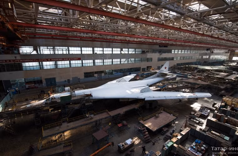 Nếu người Mỹ có thể phục hồi một chiếc B-52H sau 6 năm bỏ mặc, thì người Nga chứng minh rằng họ cũng có thể làm được như vậy với máy bay ném bom chiếc tầm xa Tu-160 bằng việc tái khởi động dây chuyền sản xuất dòng máy bay này và nâng cấp toàn bộ số Tu-160 hiện có. Nhìn chung trong cuộc đua vũ trang hiện tại thì hai cái tên đứng đầu vẫn sẽ là Mỹ và Nga bất chấp sự vươn lên không ngừng của Trung Quốc. Nguồn ảnh: English Russia.