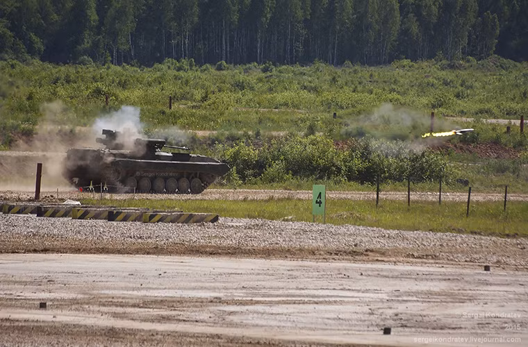 Trong ảnh là một chiếc BMP-2M “Berezhok” của Nga bắn thử tên lửa chống tăng Kornet-E trong một buổi trình diễn tại Diễn đàn quân sự quốc tế Army-2016.