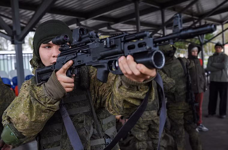 Tuy nhiên Tập đoàn Kalashnikovs nơi sản xuất ra những khẩu AK series đã chứng minh điều ngược lại khi các dòng Kalashnikovs tiếp theo luôn được hổ trợ tốt về khả năng mở rộng tính năng của vũ khí ở nhiều góc độ khác nhau. Họ cũng chứng minh được rằng một khẩu Kalashnikovs hiện đại có thể được sử dụng cho mọi nhiệm vụ trên chiến trường. Nguồn ảnh: tvzvezda.