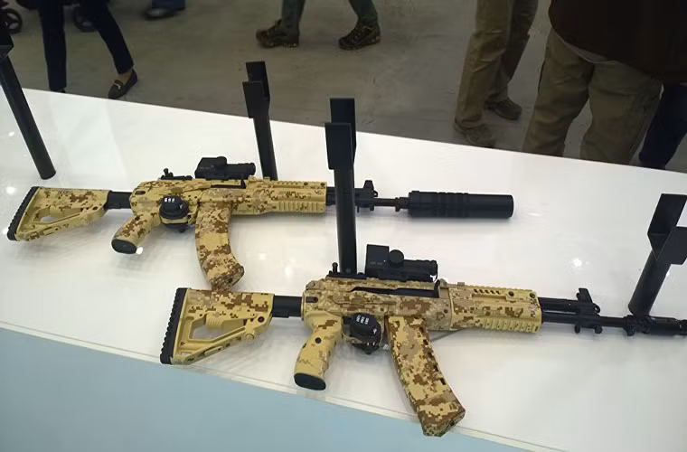 Đó là thông tin trong một bài phân tích mới đây được Sputnik đăng tải, theo đó súng trường tấn công AK và các biến thể của mình luôn bị đánh giá là lỗi thời và kém hiệu quả khi so sánh với các mẫu súng trường tấn công do Phương Tây chế tạo điển hình như M16. Tuy nhiên vượt qua các chỉ trích trên súng trường tấn công Kalashnikov vẫn là dòng vũ khí bộ binh phổ biến nhất trên thế giới. Nguồn ảnh: Sputnik.