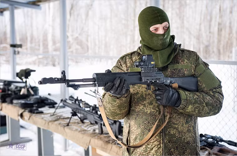 Một chương trình vũ khí thay thế AK-47/74 khác được Quân đội Nga khởi động lại vào năm 2011 sau khi bộ quốc phòng nước này tuyên bố sẽ ngưng các hợp đồng trang bị AK-47/74 từ Kalashnikovs ngoài 17 triệu khẩu AK-47/74 hiện có. Trong ảnh là AN-94 dòng súng trường tấn công tiên tiến của Quân đội Nga. Nguồn ảnh: The Firearm Blog.