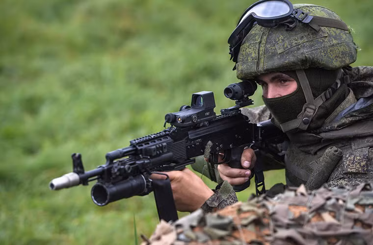 Cơ chế bắn của AK-12 mới so với AK-74M hoàn toàn không có sự khác biệt. Tuy nhiên nó là sở hữu thiết kế cụm trích khí hoàn toàn mới được tích hợp cả đầu ruồi, piston của trích khí không gắn liền bệ khóa nòng như AK truyền thống. Và sự thay đổi này là nhằm cải thiện độ chính xác khi bắn của súng trong tất cả các chế độ. Trong ảnh là biến thể AK-74M. Nguồn ảnh: tvzvezda.