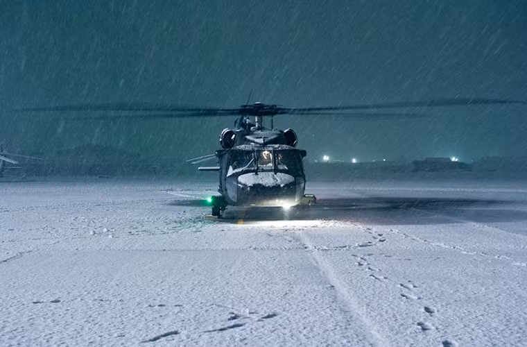 Mặc dù đang có bão tuyết nhưng chiếc trực thăng đa năng UH-60 Black Hawk này vẫn phải cất cánh thực hiện nhiệm vụ tại sân bay Bagram, Afghanistan.