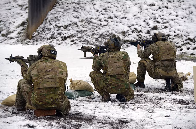 Hình ảnh các binh sĩ thuộc tiểu đoàn 1, lực lượng tác chiến đặc biệt số 10 của Không quân Mỹ trong một đợt huấn luyện bắn đạn thật tại Đức.