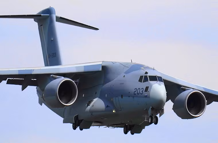 Kawasaki C-2 cũng là lựa chọn thay thế không thể tốt hơn đối với các quốc gia muốn loại biên dòng máy bay vận tải quân sự huyền thoại C-130, ứng cử viên của Nhật Bản có tầm bay lớn hơn và có khả năng vận tải vượt trội hơn hẳn so với C-130.