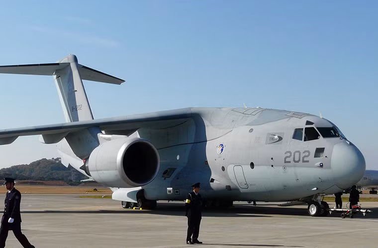 Giá thành của mỗi chiếc Kawasaki C-2 ban đầu được Bộ Quốc phòng Nhật Bản ước tính chỉ khoảng 80 triệu USD vào năm 2008, tuy nhiên cho đến nay con số này đã lên tới 134 triệu USD. Điều này chắc chắn sẽ tác động mạnh đến kế hoạch trang bị Kawasaki C-2 của JASDF trong tình hình kinh tế ảm đạm của Nhật Bản hiện tại.