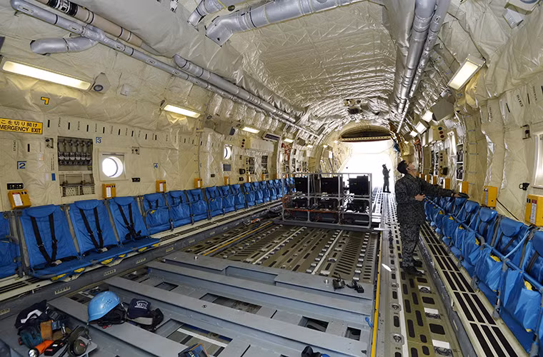 Khả năng vận tải của Kawasaki C-2 là từ 26 tấn đến 37 tấn tùy thuộc vào đường băng nó phải cất cánh, khoang chứa hàng của nó cũng khá rộng có thể bỏ vừa một chiếc trực thăng UH-60JA hoặc xe tăng bánh lốp Maneuver Combat Vehicle tất cả chúng đều do Nhật Bản chế tạo.