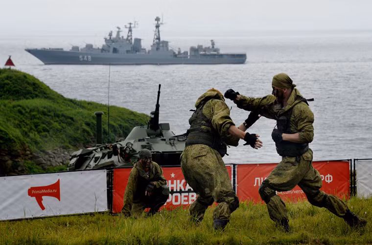 Còn đây là lực lượng đặc nhiệm thuộc Lính thủy Đánh bộ Nga trong màn trình diễn đối kháng tay không. Nguồn ảnh: Sputnik.