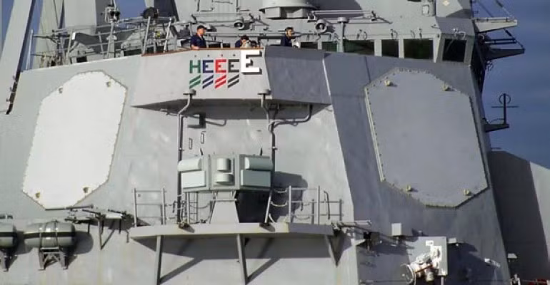 Trái tim của hệ thống chiến đấu Aegis là radar AN/SPY-1. Radar này có khả năng phát hiện và theo dõi 200 mục tiêu cùng lúc, phát hiện mục tiêu kích cỡ quả bóng golf ở cự ly tới 165 km, phát hiện mục tiêu là tên lửa đạn đạo ở cự ly tới 310 km. Ảnh: Cơ quan Phòng thủ Tên lửa Mỹ