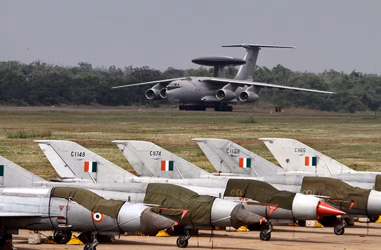 Có một thực tế là Không quân Ấn Độ đã phải chờ đợi hơn một thập kỷ để có thể đạt được sức mạnh cần thiết đủ khả năng chống chọi đồng thời cùng một lúc hai mặt trận với 42 phi đội tiêm kích. Dù vậy sức mạnh trên vẫn còn quá nhiều khoảng trống chưa được lắp đầy và một trong số đó là việc đưa vào trang bị Tejas. Nguồn ảnh: India Ink
