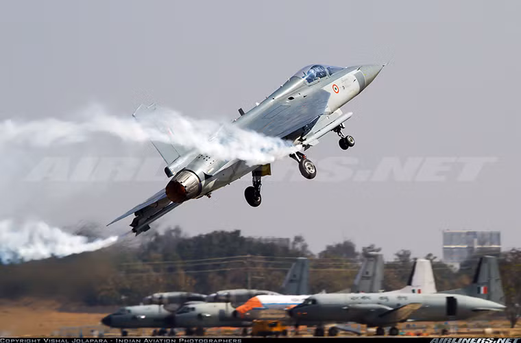 Tejas được đánh giá khá tốt về các tính năng kỹ chiến thuật và một trong những dòng chiến đấu cơ nhẹ nhất thế giới với trọng lượng cất cánh tối đa khoảng 13,3 tấn. Trái tim của Tejas là hệ thống động cơ phản lực F404-GE-IN20 cho phép đạt tốc độ tối đa 1.920km/h ở trần bay cao, bán kính chiến đấu chỉ khoảng 300km. Nguồn ảnh: Airlines.net