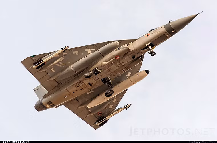 Dù thực hiện thử nghiệm chuyến bay đầu tiên vào đầu năm 2001 nhưng cho đến nay đã hơn 15 năm Tejas vẫn chưa được đưa vào trang bị và nó đã có tới hơn 15 nguyên mẫu được chế tạo đó là con số nhiều quá nhiều dành cho một chương trình máy bay chiến đấu hạng nhẹ. Đó là còn chưa nói tới năng lực của HAL khi công ty này chỉ cam kết mỗi năm cho xuất xưởng khoảng 4 chiếc Tejas và nếu muốn trang bị hơn 250 chiếc thì Không quân Ấn Độ phải đợi thêm ít nhất 60 năm nữa. Nguồn ảnh: Jetphotos.