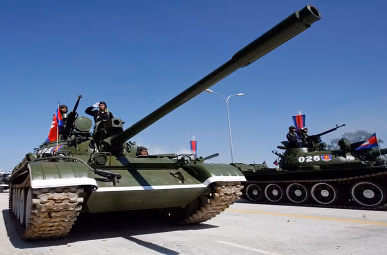 Do đó cũng khá dễ hiểu khi hầu hết trang thiết bị quân sự mới của RCAF đều do Trung Quốc sản xuất từ súng bộ binh, xe tăng cho đến cả máy bay. Hiện tại Lục quân Campuchia có hơn 1.000 xe tăng và bọc thép các loại trong đó xe tăng chiến đấu chính vẫn là T-55 của Liên Xô và Type 62/63 của Trung Quốc. Nguồn ảnh: CNRP Media.