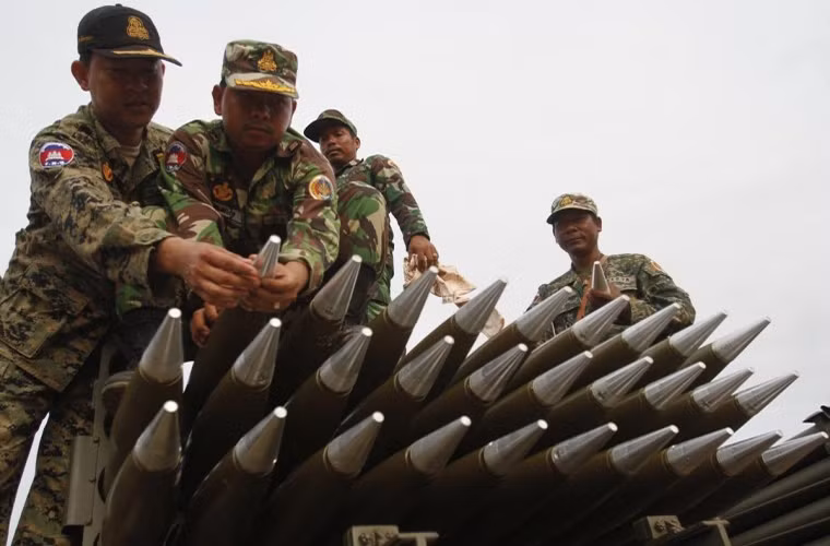 Lực lượng pháo binh Campuchia có khoảng hơn 1.000 đơn vị được trang bị nhiều loại pháo cối khác nhau trong đó bao gồm cả các tổ hợp pháo phản lực phóng loại như BM-21 và BM-14. Nguồn ảnh: Suggest-Keywords.