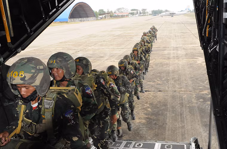 Theo Trung tướng Hun Manet - một trong những quan chức cấp cao của Quân đội Hoàng gia Campuchia (RCAF) cho biết, dù ngân sách tăng tới 19% nhưng phần lớn trong số đó đều được dùng cho việc tăng lương cho cán bộ nhân viên dân sự và sĩ quan thuộc biên chế RCAF. Và Campuchia có không có kế hoạch mở rộng quy mô quân đội trong tương lai gần. Nguồn ảnh: Wikimedia.