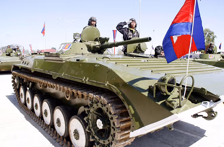 Tạp chí quân sự Jane’s đưa tin cho hay, chính phủ Campuchia đã đồng ý thông qua ngân sách quốc phòng cho năm 2017 với giá trị ước tính 455 triệu USD - tăng 19% so với năm 2016 chỉ 383 triệu USD. Được biết ngân sách quốc phòng của Campuchia vẫn giữ nguyên ở mức 9% tổng chi tiêu ngân sách của Phnom Penh trong năm sau. Nguồn ảnh: Alfa img.