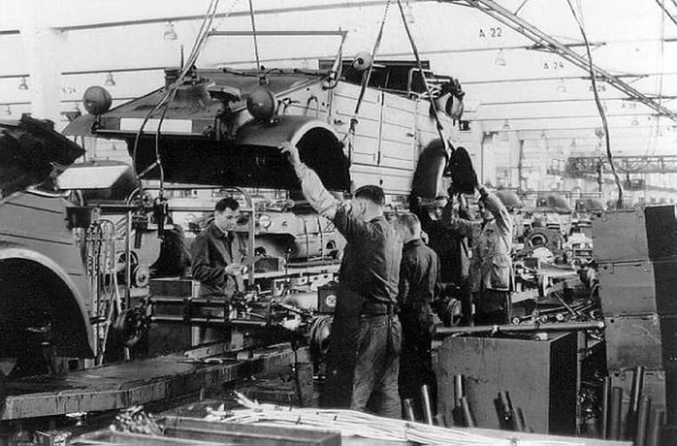 Với thiết kế phần khung thân khá phức tạp nên việc chế tạo Kübelwagen tại các nhà máy của Volkswagen cũng diễn ra khá chậm trong khi đó cũng trong thời gian tương tự số xe jeep của Mỹ được chế tạo lên tới 500.000 chiếc.