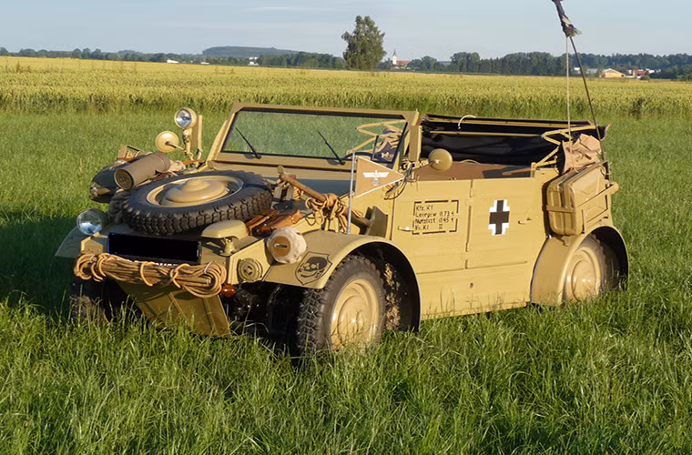 Kübelwagen được trang bị một động cơ xăng có dung tích xi-lanh từ 985-1.131cc với công suất tối đa chỉ đạt 25 mã lực trong khi đó con số này ở xe jeep Mỹ lên tới 60 mã lực. Cộng với trọng lượng gần 800kg (ở biến thể tiêu chuẩn) Kübelwagen thật sự không có khả năng cơ động ở tốc độ 60km/h trên địa hình thông thường.