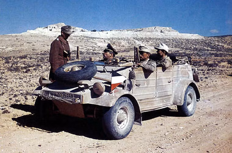 Đến năm 1940, biến thể Type 82 của Kübelwagen được đưa vào sản xuất hàng loạt với thiết kế bốn chỗ ngồi và chở thành nguyên mẫu cho những chiếc Kübelwagen tiếp theo đến tận năm 1945. Từ đây Kübelwagen gắn liền với mọi cuộc chiến của quân Đức và đồng minh từ Bắc Phi, Tây Âu cho đến Đông và cuối cùng là nước Nga xa xôi.