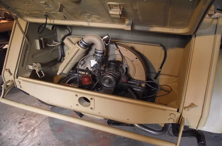 Cận cảnh hệ thống động cơ của Kübelwagen nó quá nhỏ với một chiếc xe quân sự, nó được trang bị hệ thống làm mát bằng không khí không có bộ tản nhiệt và động cơ xăng của nó rất khó khởi động trong điều kiện mùa đông.