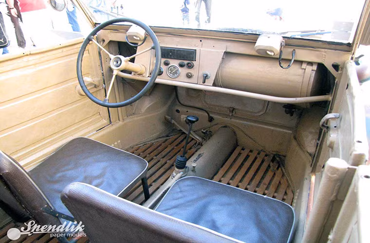Nội thất bên trong Kübelwagen cũng không có gì nổi bật tương tự một số dòng xe quân sự cùng thời, nhưng bù lại nó được đánh giá là có chỗ ngồi rộng rãi và thoải mái hơn jeep.