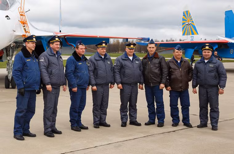 Tổ bay Su-30SM hôm 14/10 với bốn phi công chính và bốn phi công phụ. Nguồn ảnh: Bộ Quốc phòng Nga