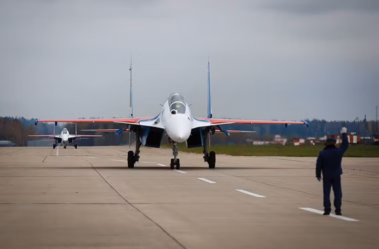 Từ lâu phi đội “Hiệp sĩ Nga” đã được xem là bộ mặt của Không quân Nga, do đó việc đưa vào trang bị Su-30SM càng khiến phi đội này trở nên nổi bật hơn trước. Hiện tại “Hiệp sĩ Nga” đang có trong biên chế 4 chiếc Su-27P, 2 chiếc Su-27UB và 4 chiếc Su-30SM. Nguồn ảnh: Bộ Quốc phòng Nga