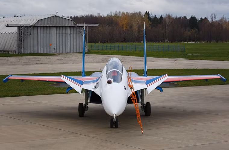 Phi đội “Hiệp sĩ Nga” được thành lập từ năm 1991 là đội bay trình nhào lộn diễn của Không quân Nga với đội hình ban đầu gồm 6 chiếc Su-27S. “Hiệp sĩ Nga” thường xuyên trình diễn tại các triển lãm hàng không lớn của Nga cũng như trên thế giới bên cạnh một phi đội bay biểu diễn khác là “Chim Yến” với những chiếc MiG-29. Nguồn ảnh: Bộ Quốc phòng Nga