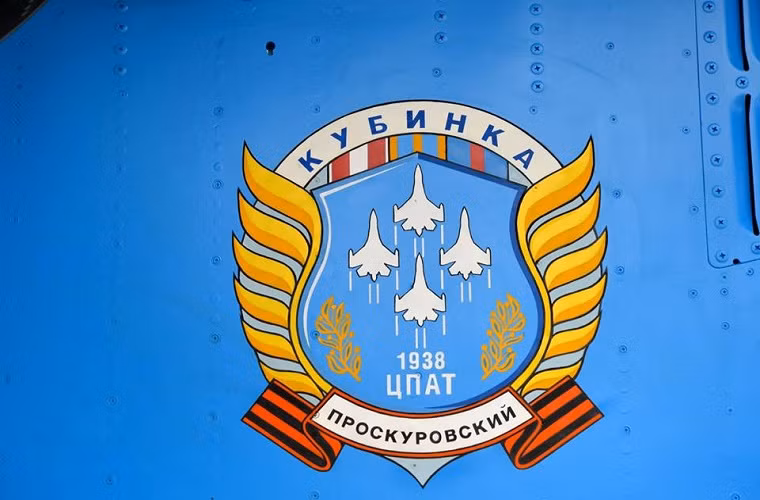 Huy hiệu của phi đội “Hiệp sĩ Nga” trên thân của một chiếc Su-30SM. Nguồn ảnh: Bộ Quốc phòng Nga.