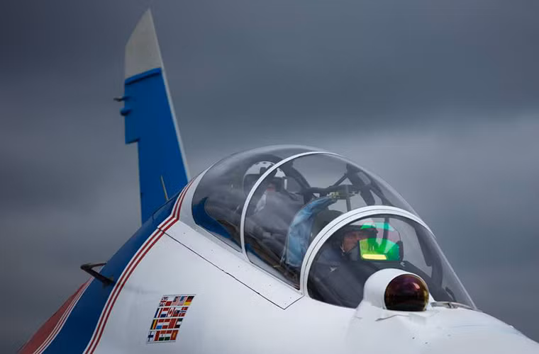 Phát biểu tại biểu lễ Đại tướng Bondarev cho biết, việc đưa vào trang bị Su-30SM - dòng chiến đấu cơ thế hệ 4++ này cho phi đội “Hiệp sĩ Nga” là điều cần thiết khi những chiếc Su-27 đã quá lỗi thời và sức mạnh của dòng tiêm kích đa năng này đã được chứng minh tại chiến trường Syria. Nguồn ảnh: Bộ Quốc phòng Nga